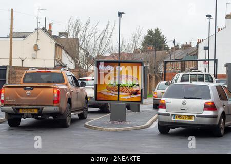 Slough, Berkshire, Regno Unito. 16th febbraio, 2023. McDonald's Drive Thru a Chalvey, Slough, Berkshire. Il gigante del fast food McDonalds ha annunciato aumenti di prezzo su quattro dei loro prodotti alimentari e una bevanda a causa dell'aumento dei costi di cibo ed energia. L'aumento più alto è sul loro pollo Mayo che sta passando da 99p a £1,19 che è un aumento percentuale del 20%. Credit: Maureen McLean/Alamy Live News Foto Stock