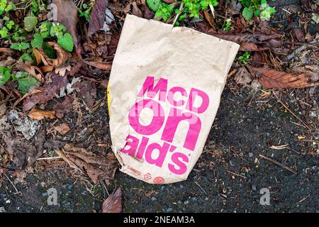 Slough, Berkshire, Regno Unito. 16th febbraio, 2023. La vista familiare della lettiera di McDonald. Il gigante del fast food McDonalds ha annunciato aumenti di prezzo su quattro dei loro prodotti alimentari e una bevanda a causa dell'aumento dei costi di cibo ed energia. L'aumento più alto è sul loro pollo Mayo che sta passando da 99p a £1,19 che è un aumento percentuale del 20%. Credit: Maureen McLean/Alamy Live News Foto Stock