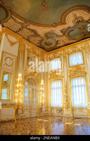 La Grande Sala da ballo del Palazzo delle Catherine, Tsarskoye Selo, Russia Una sala coperta di doratura e pavimenti intarsiati in legno costruito nel 1717. Foto Stock