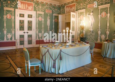 Green Dining Room, Catherines Palace, Tsarskoye Selo, Russia. Pareti di verde pallido abbellite da ornamento bianco stampato, decorate nel 1770. Foto Stock