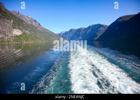 Svegliati con la nave da crociera mentre navighi lungo il fiordo di geiranger. Bellissimo paesaggio con riflessi delle montagne in acqua. Foto Stock