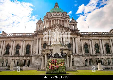 Edificio del Municipio di Belfast con un esterno in pietra rinascimentale classica e una statua di fronte a Belfast, Irlanda del Nord. Foto Stock