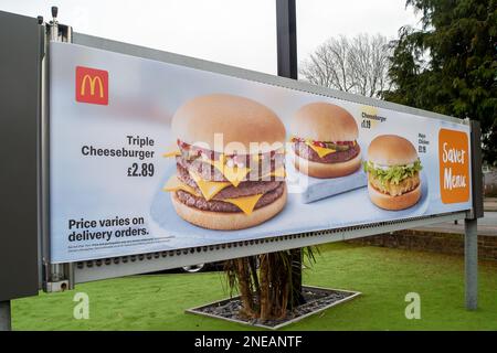 Slough, Berkshire, Regno Unito. 16th febbraio, 2023. McDonald's Drive Thru a Chalvey, Slough, Berkshire. Il gigante del fast food McDonalds ha annunciato aumenti di prezzo su quattro dei loro prodotti alimentari e una bevanda a causa dell'aumento dei costi di cibo ed energia. L'aumento più alto è sul loro pollo Mayo che sta passando da 99p a £1,19 che è un aumento percentuale del 20%. Credit: Maureen McLean/Alamy Live News Foto Stock