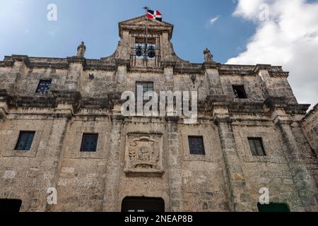 Ammira il Pantheon della Patria, ex chiesa gesuita del 18th° secolo, oggi un maestoso mausoleo neoclassico per gli onorati cittadini di Santo Domingo, Foto Stock