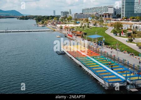 Vienna, Austria - 28 agosto 2022: Una vista sul Danubio a Vienna, Austria, e l'area ricreativa CopaBeach sulla destra, nella città di Donau Foto Stock