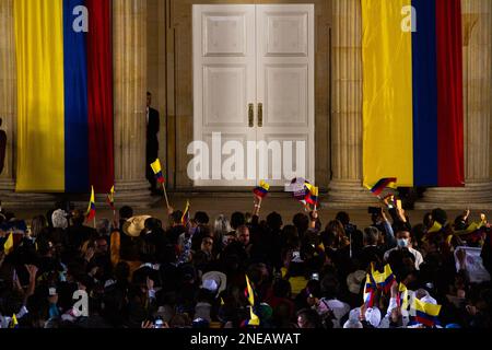 Le persone si riuniscono al palazzo presidenziale della Colombia 'Palacio de Nariño' durante una manifestazione a sostegno delle riforme del governo colombiano a Bogotà, in Colombia Foto Stock