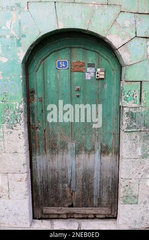 HATAY, TURCHIA-DICEMBRE 12 Vecchia porta Verde Antiochia con numeri e campane e preghiera araba sopra. Dicembre 12,2016 a Hatay, Turchia Foto Stock