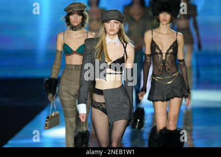 Madrid, Spagna. 16th Feb, 2023. I modelli percorreranno la pista alla sfilata di moda Andres Sarda della Mercedes Benz Fashion Week all'IFEMA. (Foto di Atilano Garcia/SOPA Images/Sipa USA) Credit: Sipa USA/Alamy Live News Foto Stock