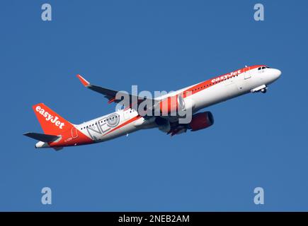 Un Airbus A321-251NX di easyjet parte dall'aeroporto Gatwick di Londra Foto Stock