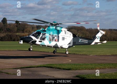 Un elicottero Agusta-Westland AW-169 che opera per l'ambulanza aerea Kent Surrey Sussex parte dalla scena di un'emergenza Crawley Sussex Inghilterra Foto Stock