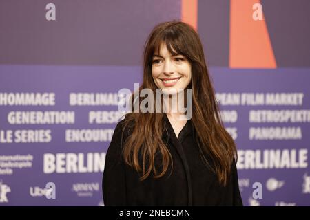 Anne Hathaway parla alla conferenza stampa 'She Came To Me' durante il Festival Internazionale del Film di Berlino del 73rd al Grand Hyatt Hotel di febbraio Foto Stock