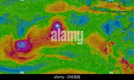 Dresda, Germania – 14 febbraio 2023: Mappa dell'Oceano Indiano su Windy Weather web service che mostra due uragani Freddy e Dingani che si avvicinano all'Australia Foto Stock