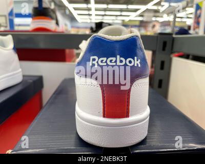 Tyumen, Russia-23 gennaio 2023: Sneakers Reebok su una vetrina del negozio sportivo. Messa a fuoco selettiva Foto Stock