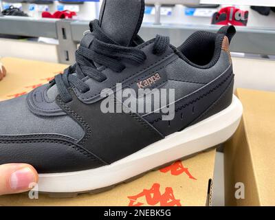 Tyumen, Russia-23 gennaio 2023: Esposizione di scarpe Kappa in vendita in negozio. Kappa è un abbigliamento sportivo italiano. Foto Stock