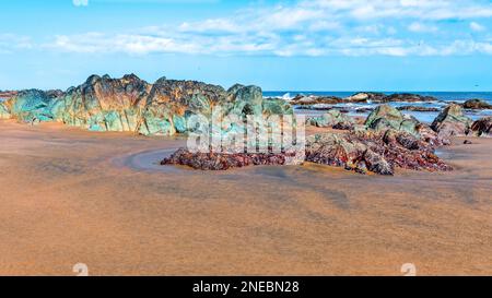 Ammira le colorate formazioni rocciose di Playa Lagarto, situato vicino a Pedasi a Panama. Foto Stock
