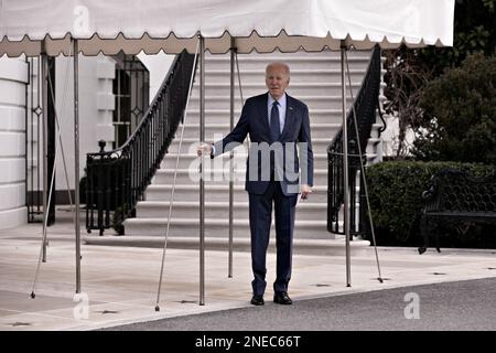 Washington, Stati Uniti. 16th Feb, 2023. Il presidente DEGLI STATI UNITI Joe Biden esce dalla Casa Bianca prima di salire a bordo di Marine One a Washington, DC giovedì 16 febbraio 2023. Biden è in viaggio per il Walter Reed National Military Medical Center. Foto di Andrew Harrer/UPI Credit: UPI/Alamy Live News Foto Stock