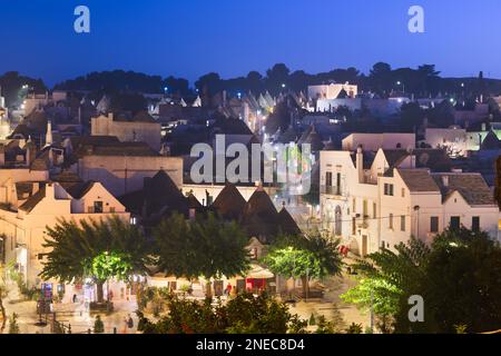 Alberobello, Italia con case Trulli al tramonto. Foto Stock