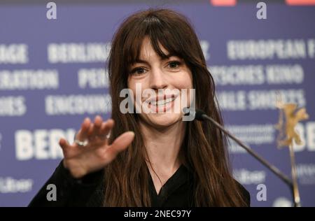 Berlino, Germania. 16th Feb, 2023. L'attrice Anne Hathaway (USA) parla alla conferenza stampa per il film "She venuto a me". Il film è il film di apertura della Berlinale. Il 73rd° Festival Internazionale del Cinema si terrà a Berlino dal 16 al 26 febbraio 2023. Credit: Jens Kalaene/dpa/Alamy Live News Foto Stock