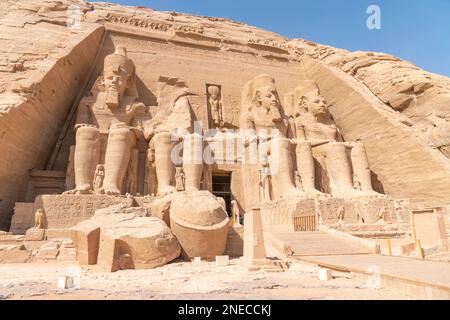 I due imponenti templi scavati nella roccia di Abu Simbel si trovano sulla riva occidentale del lago Nasser. Foto Stock