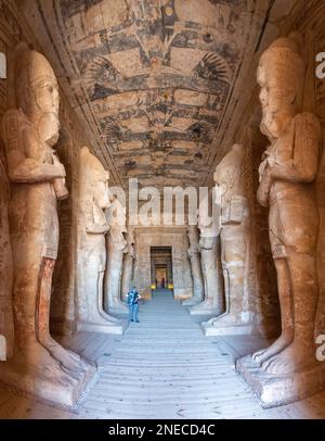 Abu Simbel, Egitto; 15 febbraio 2023 - una vista interna del grande tempio di Abu Simbel, Egitto. Foto Stock