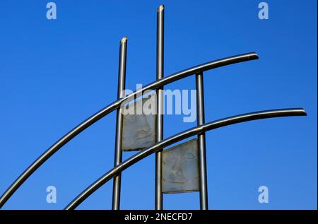 C-interludi scultura di Philip Bews e Diane Gorvin, Lloyd George Avenue, Cardiff Bay , Galles. Foto Stock