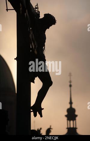 Praga - croce da H. Hilger 1629 sul Ponte Carlo da sunrise - silhouette Foto Stock