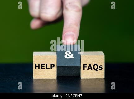 I cubi di legno formano l'espressione "help and FAQs". Foto Stock