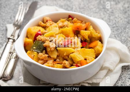 La carne di soia e le verdure in un recipiente bianco sono stufati di vegan Foto Stock