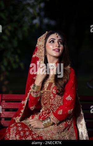 Pakistano. Indiano bella sposa trucco per il salone sparare Foto Stock