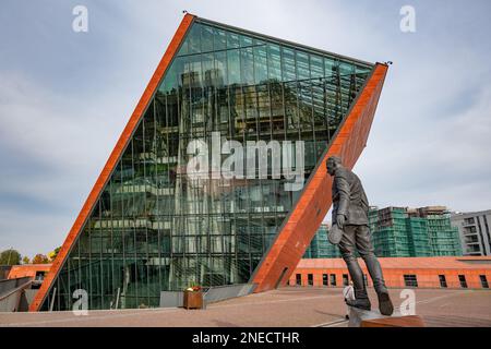 Città di Danzica, Polonia, Museo della seconda guerra mondiale e statua del capitano di cavalleria Witold Pilecki. Foto Stock