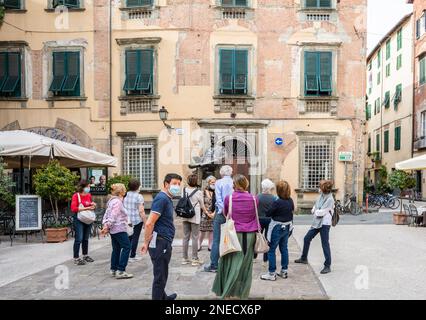 Turisti vicino alla statua del famoso compositore italiano Giacomo Puccini in piazza Cittadella, Lucca città in Toscana, Italia centrale, Europa Foto Stock