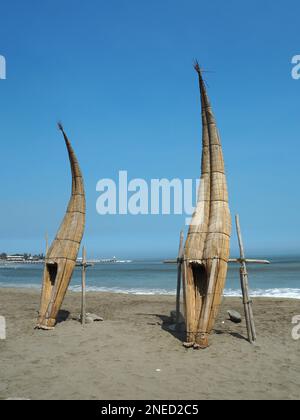 Tradizionale barca a canna peruviana a Huanchaco Foto Stock