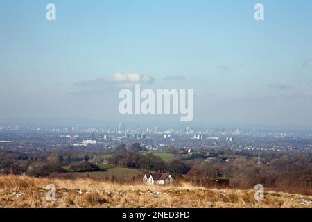 Vista invernale distante della città di Manchester da Lyme Park Cheshire Inghilterra Foto Stock