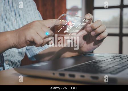 Mano di un uomo d'affari che preme Face Emotion per l'esperienza di assistenza sul touch screen virtuale sullo smartphone. L'utente o il cliente revisionano il feedback sulla soddisfazione dei clienti Foto Stock