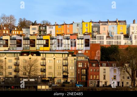 Fila di case a schiera colorate e appartamenti nella zona di Cliftonwood con vista sul fiume Avon e Bristol Marina. REGNO UNITO Foto Stock