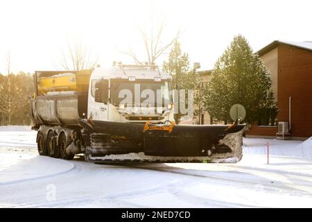 Scania Truck equipaggiato con l'aratro da neve Meiren sgombrava la strada dopo le nevicate invernali nel sud della Finlandia. Salo, Finlandia. Febbraio 11, 2023. Foto Stock