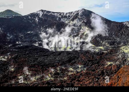 Cratere del vulcano ancora attivo Monte Tavurvur, Rabaul, New Britain Orientale, Arcipelago di Bismarck, Papua Nuova Guinea Foto Stock