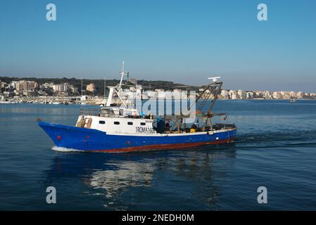 Il peschereccio Rosa prima entra nel porto di Anzio in una giornata di sole e calma Foto Stock