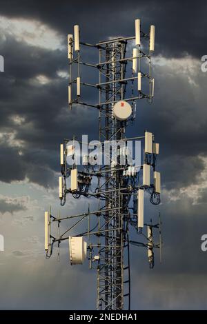 Una torre del telefono cellulare sul campo. Foto Stock