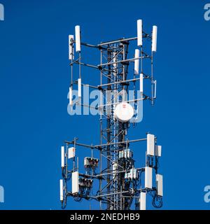 Una torre del telefono cellulare sul campo. Foto Stock