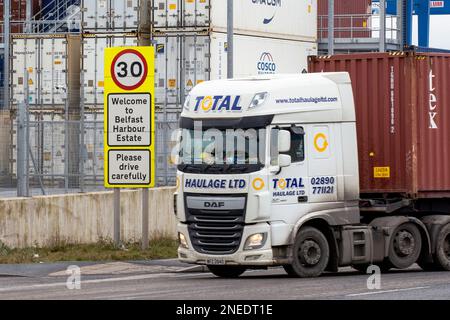 Il trasporto su autocarri ha superato un cartello di benvenuto al Belfast Harbour Estate nel porto di Belfast. Qualsiasi accordo sul protocollo dell'Irlanda del Nord che non ripari il "danno costituzionale” che ha causato non riuscirà a convincere il DUP a tornare al powersharing, come ha avvertito una figura di partito di alto livello. L'onorevole Sammy Wilson ha affermato che la questione fondamentale da affrontare è il "deficit democratico” creato dall'Irlanda del Nord, che è soggetta alle norme dell'Unione europea sulle quali i politici locali non hanno avuto alcuna influenza. Foto Stock