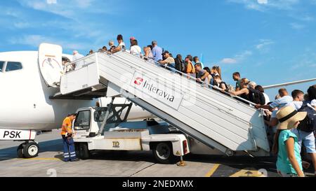 AEROPORTO BORYSPIL, UCRAINA - 24 OTTOBRE 2018: All'aperto, i passeggeri sono in attesa sulla passerella aereo. Si stanno preparando a salire a bordo dell'aereo . Ukraine International Airlines. estate giorno di sole. Foto di alta qualità Foto Stock