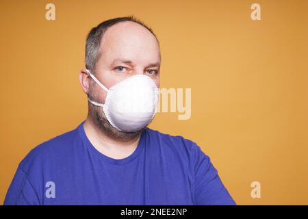 persona con maschera facciale o maschera antipolvere o respiratore facciale filtrante o protezione respiratoria - focolaio di virus o concetto di inquinamento dell'aria Foto Stock