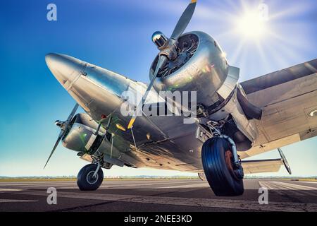 l'aereo sportivo su una pista è in attesa di decollo Foto Stock