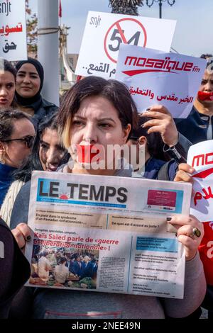 Tunisia, 16 febbraio 2023, i giornalisti tunisini hanno organizzato un raduno di protesta su invito dell'Unione Nazionale dei giornalisti tunisini (SNT), in piazza Kasbah, di fronte alla sede del governo a Tunisi, il 16 febbraio 2023, e in diverse regioni della Tunisia. I giornalisti hanno protestato contro le molestie esercitate dal 'potere' sui mezzi di comunicazione, come confermato dall'arresto del direttore generale della radio FM Mosaique, Noureddine Boutar. La SNJT ha ritenuto che questo arresto miri a soggiogare i media, compreso Mosaique FM, e a manipolare le loro linee editoriali. L'Unione ha anche denunciato il Foto Stock