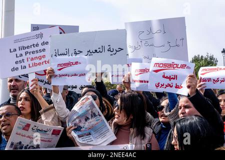 Tunisia, 16 febbraio 2023, i giornalisti tunisini hanno organizzato un raduno di protesta su invito dell'Unione Nazionale dei giornalisti tunisini (SNT), in piazza Kasbah, di fronte alla sede del governo a Tunisi, il 16 febbraio 2023, e in diverse regioni della Tunisia. I giornalisti hanno protestato contro le molestie esercitate dal 'potere' sui mezzi di comunicazione, come confermato dall'arresto del direttore generale della radio FM Mosaique, Noureddine Boutar. La SNJT ha ritenuto che questo arresto miri a soggiogare i media, compreso Mosaique FM, e a manipolare le loro linee editoriali. L'Unione ha anche denunciato il Foto Stock