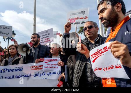 Tunisia, 16 febbraio 2023, i giornalisti tunisini hanno organizzato un raduno di protesta su invito dell'Unione Nazionale dei giornalisti tunisini (SNT), in piazza Kasbah, di fronte alla sede del governo a Tunisi, il 16 febbraio 2023, e in diverse regioni della Tunisia. I giornalisti hanno protestato contro le molestie esercitate dal 'potere' sui mezzi di comunicazione, come confermato dall'arresto del direttore generale della radio FM Mosaique, Noureddine Boutar. La SNJT ha ritenuto che questo arresto miri a soggiogare i media, compreso Mosaique FM, e a manipolare le loro linee editoriali. L'Unione ha anche denunciato il Foto Stock