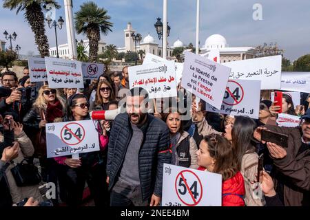 Tunisia, 16 febbraio 2023, i giornalisti tunisini hanno organizzato un raduno di protesta su invito dell'Unione Nazionale dei giornalisti tunisini (SNT), in piazza Kasbah, di fronte alla sede del governo a Tunisi, il 16 febbraio 2023, e in diverse regioni della Tunisia. I giornalisti hanno protestato contro le molestie esercitate dal 'potere' sui mezzi di comunicazione, come confermato dall'arresto del direttore generale della radio FM Mosaique, Noureddine Boutar. La SNJT ha ritenuto che questo arresto miri a soggiogare i media, compreso Mosaique FM, e a manipolare le loro linee editoriali. L'Unione ha anche denunciato il Foto Stock