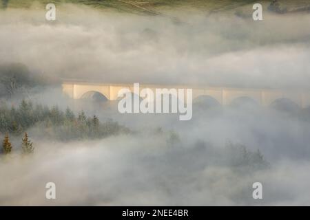 Bamford Edge. Ladybower, e Hope Valley inverno alba temperatura inversione nel Peak District National Park, Inghilterra, Regno Unito. Foto Stock