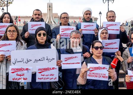 Tunisia, 16 febbraio 2023, i giornalisti tunisini hanno organizzato un raduno di protesta su invito dell'Unione Nazionale dei giornalisti tunisini (SNT), in piazza Kasbah, di fronte alla sede del governo a Tunisi, il 16 febbraio 2023, e in diverse regioni della Tunisia. I giornalisti hanno protestato contro le molestie esercitate dal 'potere' sui mezzi di comunicazione, come confermato dall'arresto del direttore generale della radio FM Mosaique, Noureddine Boutar. La SNJT ha ritenuto che questo arresto miri a soggiogare i media, compreso Mosaique FM, e a manipolare le loro linee editoriali. L'Unione ha anche denunciato il Foto Stock